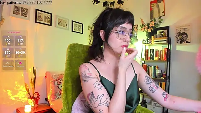 Conlosmichis online show from December 17, 2025, 11:10 pm