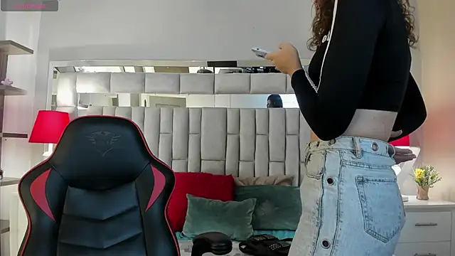 mariiahneedles online show from October 7, 2025, 10:11 pm