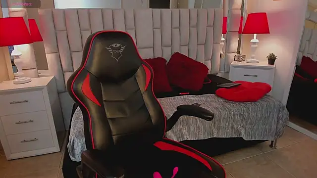 mariiahneedles online show from February 12, 2025, 11:51 pm