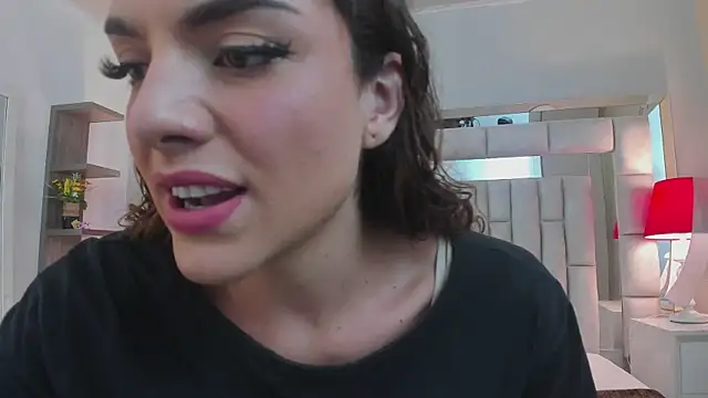 mariiahneedles online show from November 4, 2025, 9:07 pm