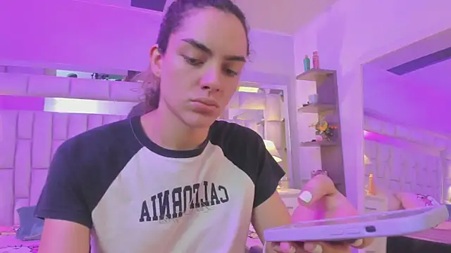 mariiahneedles online show from March 28, 2026, 1:39 am