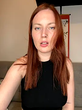 Snapshot of EmmaWarren chatting on October 29, 2025, 5:34 pm EmmaWarren online show from October 29, 2025, 5:34 pm