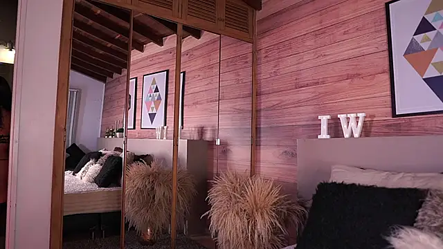 IzzyWild online show from October 20, 2025, 11:44 am