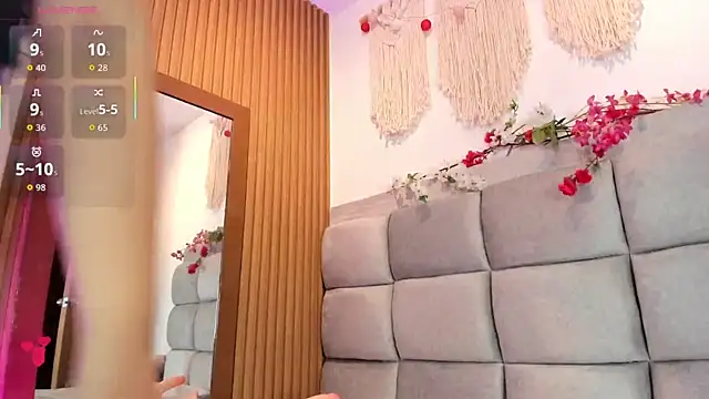 Natasha  Sccott online show from October 17, 2025, 6:43 pm