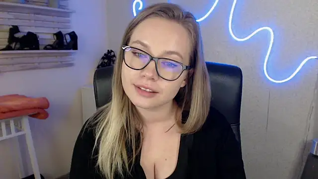 holly xglam online show from March 19, 2025, 6:24 am