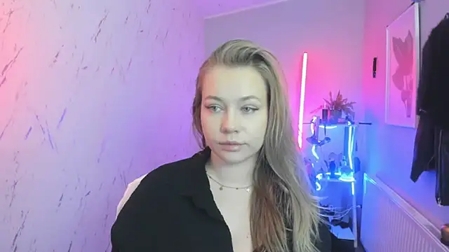 holly xglam online show from November 24, 2025, 8:20 pm