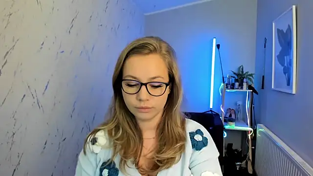 holly xglam online show from September 30, 2025, 4:57 pm