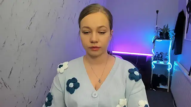 holly xglam online show from April 13, 2026, 7:40 pm