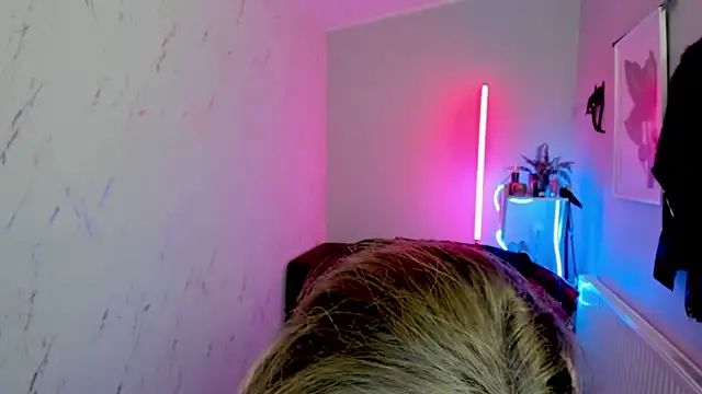 holly xglam online show from November 6, 2025, 7:51 pm