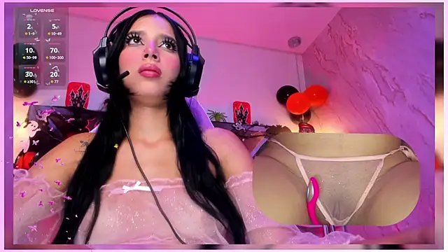 SweetieCloe  online show from October 28, 2025, 9:14 pm