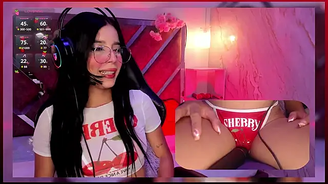 SweetieCloe  online show from October 3, 2025, 9:05 pm