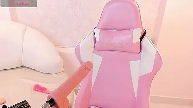 Miliaangeles online show from March 11, 2026, 8:41 am