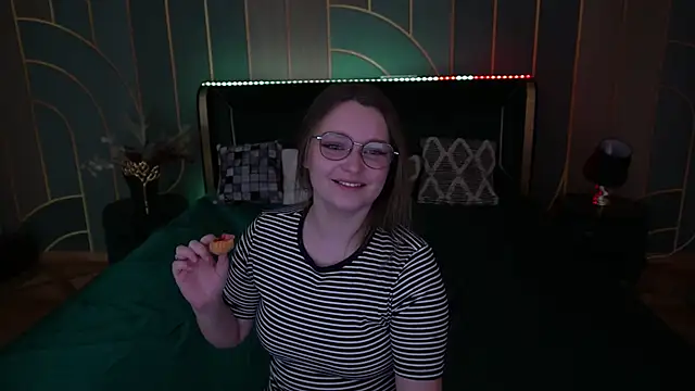 MagicPeachh  online show from November 14, 2025, 6:50 am