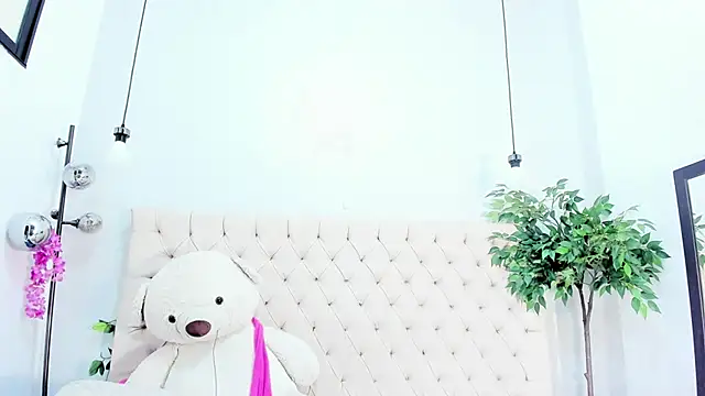 Victoria Coleman online show from November 18, 2025, 7:06 pm