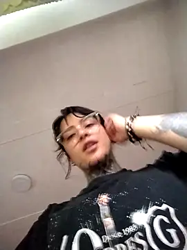 taaylor33 online show from December 17, 2025, 10:48 pm