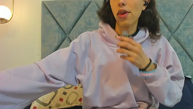 FreyaMoller online show from October 18, 2025, 5:37 pm