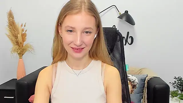 LolaWilsons online show from March 18, 2025, 9:23 am