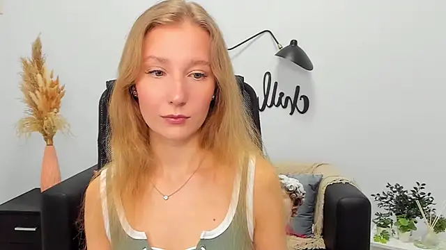 LolaWilsons online show from February 18, 2025, 9:32 am