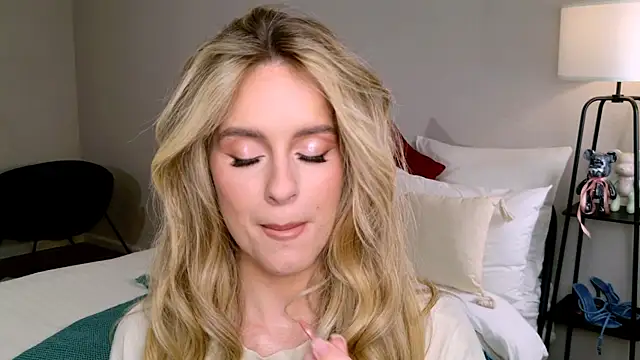 RozzitaBedberry online show from November 22, 2025, 9:46 pm