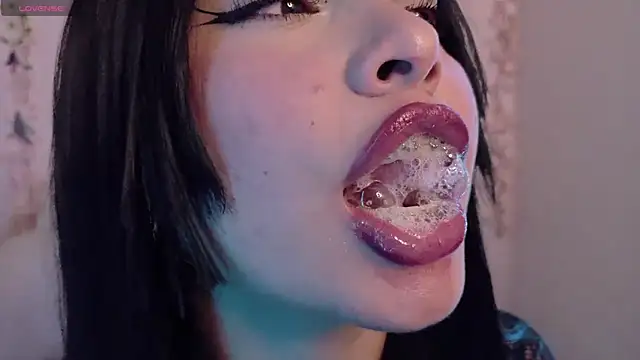 Haelycute online show from April 17, 2026, 9:28 pm