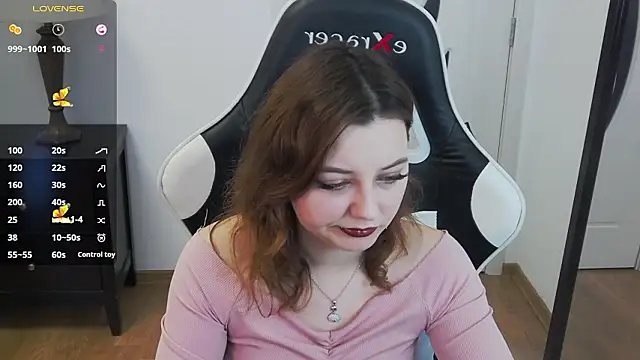 Snapshot of pretty_little_thing chatting on February 19, 2026, 5:32 pm pretty little thing online show from February 19, 2026, 5:32 pm