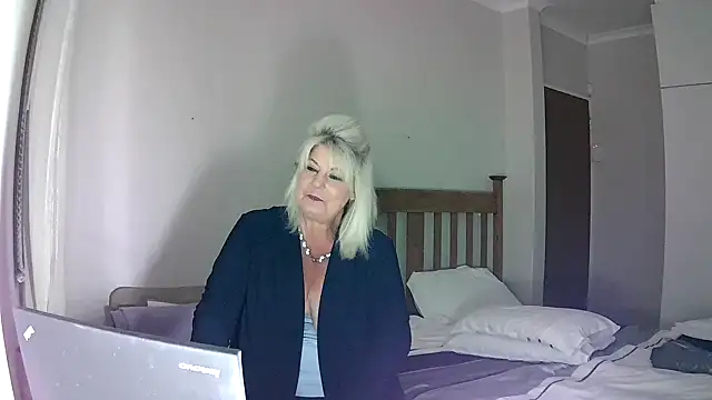 Snapshot of Miahotmilf chatting on December 18, 2024, 8:25 pm Miahotmilf online show from December 18, 2024, 8:25 pm