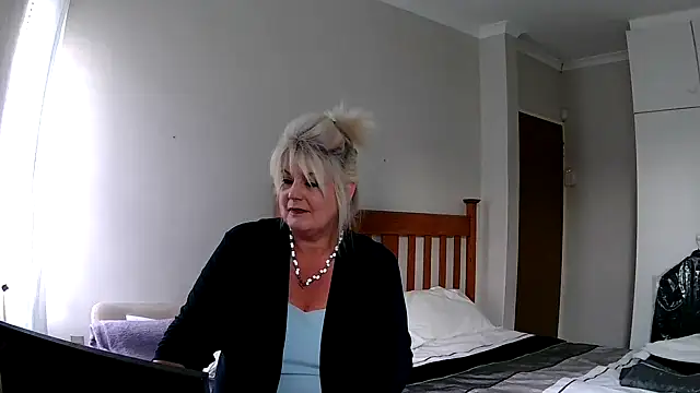 Snapshot of Miahotmilf chatting on December 18, 2024, 5:21 pm Miahotmilf online show from December 18, 2024, 5:21 pm