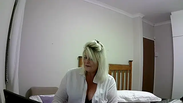 Snapshot of Miahotmilf chatting on December 26, 2024, 8:21 pm Miahotmilf online show from December 26, 2024, 8:21 pm