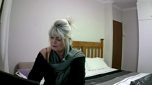 Snapshot of Miahotmilf chatting on December 31, 2024, 9:50 pm Miahotmilf online show from December 31, 2024, 9:50 pm