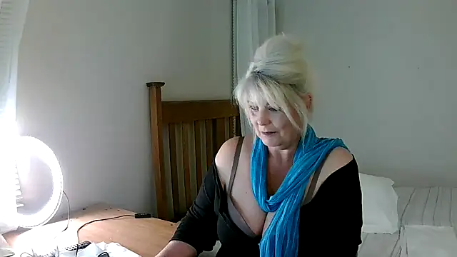 Snapshot of Miahotmilf chatting on March 9, 2025, 7:37 pm Miahotmilf online show from March 9, 2025, 7:37 pm