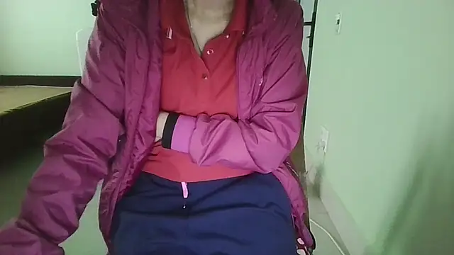 Snapshot of Luxcute286 chatting on October 24, 2025, 12:42 am Luxcute286 online show from October 24, 2025, 12:42 am