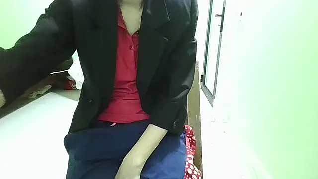 Snapshot of Luxcute286 chatting on October 24, 2025, 11:37 pm Luxcute286 online show from October 24, 2025, 11:37 pm