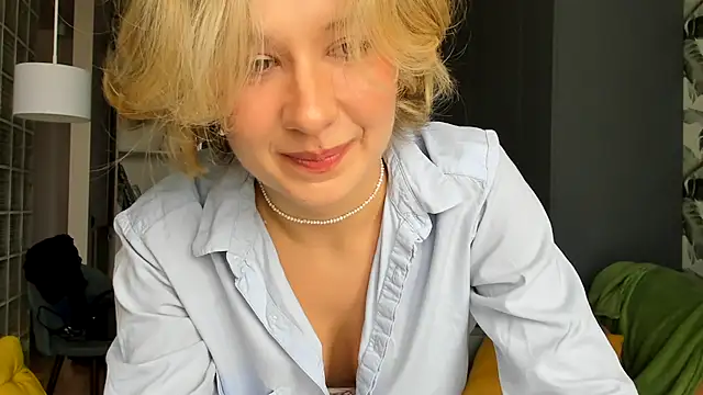 Lilith lutherlow online show from December 21, 2025, 11:23 am