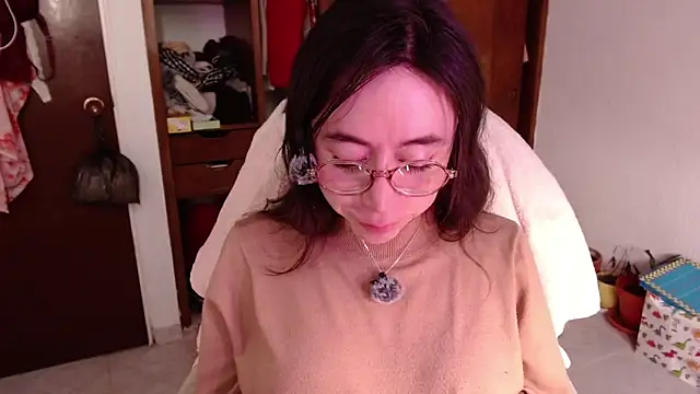 emily pearl  online show from October 17, 2025, 9:16 pm