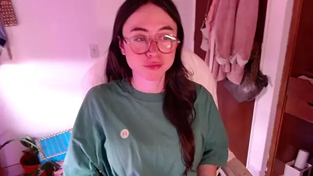 Snapshot of emily_pearl_ chatting on December 2, 2025, 10:00 pm emily pearl online show from December 2, 2025, 10:00 pm