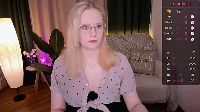 Snapshot of Aemilia_ chatting on March 11, 2025, 8:52 am Aemilia online show from March 11, 2025, 8:52 am