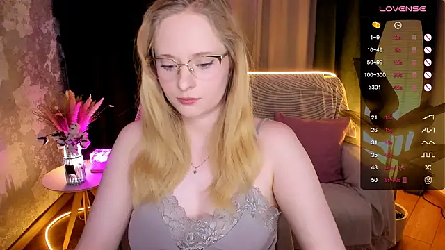 Snapshot of Aemilia_ chatting on November 5, 2025, 8:50 am Aemilia online show from November 5, 2025, 8:50 am