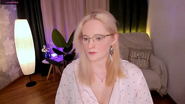 Snapshot of Aemilia_ chatting on February 16, 2025, 8:54 am Aemilia online show from February 16, 2025, 8:54 am