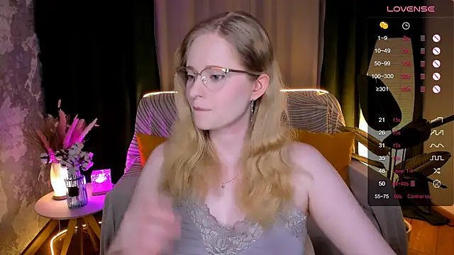 Snapshot of Aemilia_ chatting on November 19, 2025, 8:25 am Aemilia online show from November 19, 2025, 8:25 am