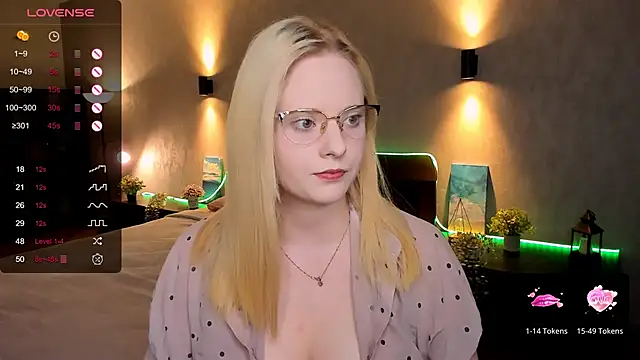 Snapshot of Aemilia_ chatting on March 17, 2025, 8:40 am Aemilia online show from March 17, 2025, 8:40 am