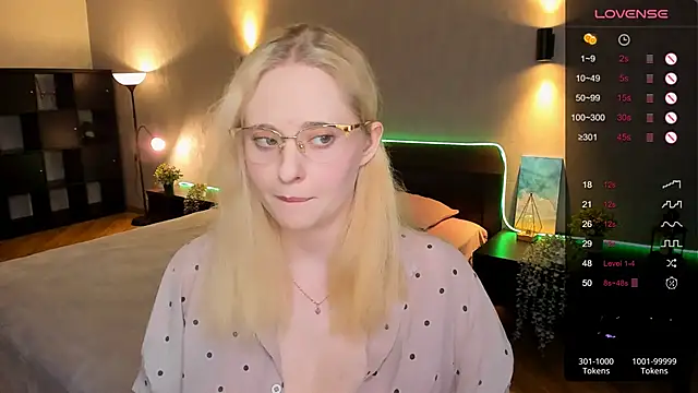 Snapshot of Aemilia_ chatting on March 14, 2025, 8:42 am Aemilia online show from March 14, 2025, 8:42 am