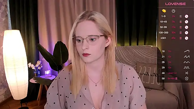 Snapshot of Aemilia_ chatting on March 19, 2025, 8:45 am Aemilia online show from March 19, 2025, 8:45 am