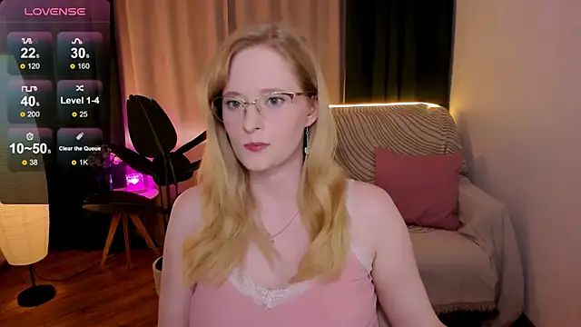 Snapshot of Aemilia_ chatting on September 23, 2025, 8:32 am Aemilia online show from September 23, 2025, 8:32 am