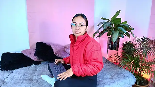 Jules n Gia online show from December 5, 2025, 7:01 pm