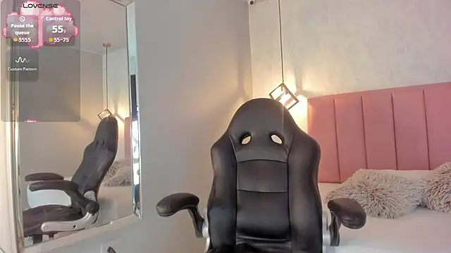 SUNNYCYRUS online show from October 16, 2025, 1:19 pm