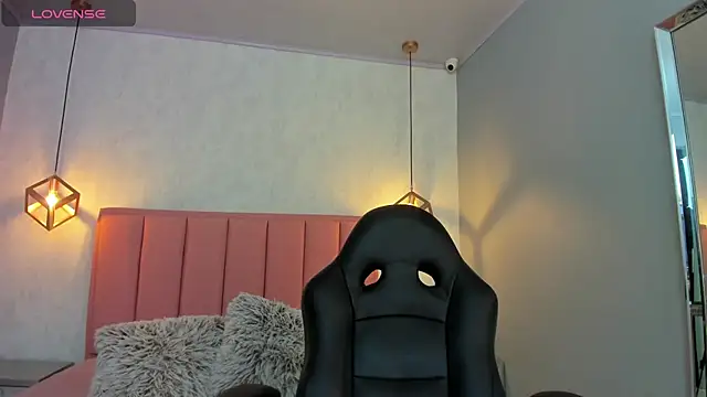 SUNNYCYRUS online show from October 2, 2025, 12:30 pm