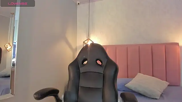 SUNNYCYRUS online show from November 1, 2025, 12:43 pm