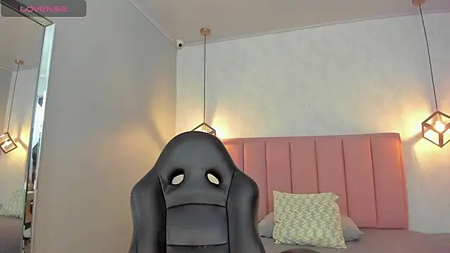 SUNNYCYRUS online show from March 16, 2026, 12:53 pm