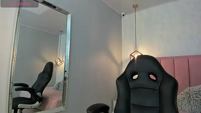 SUNNYCYRUS online show from October 1, 2025, 12:31 pm