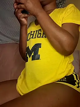 Freya 004 online show from April 13, 2026, 6:39 am